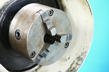 Torna Makinesi bir atölye ve garaj. Torna makine Atölyesi teknisyeni veya operatör tarafından işlemdir. makineler için yedek parça sanayi iş ve nesne değiştirme.