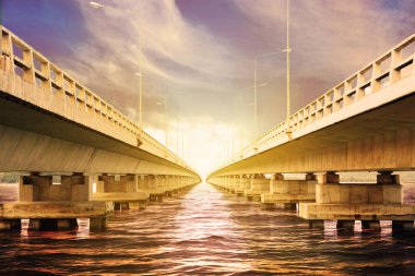 Uzun köprü üzerinde büyük nehir veya deniz destek ulaşım için çapraz ve arazi veya şehir arasında seyahat. Köprünün altından mühendislik tasarım ve modern tasarım.