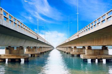Uzun köprü üzerinde büyük nehir veya deniz destek ulaşım için çapraz ve arazi veya şehir arasında seyahat. Köprünün altından mühendislik tasarım ve modern tasarım.