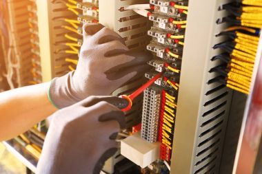 Bağlantı kutusunda elektrik terminali ve teknisyen servisi. PLC tarafından destek programı ve kontrol fonksiyonu için kontrol paneline elektrikli cihaz yükleyin. teknisyen tarafından rutin ziyaret kontrol ekipmanı.