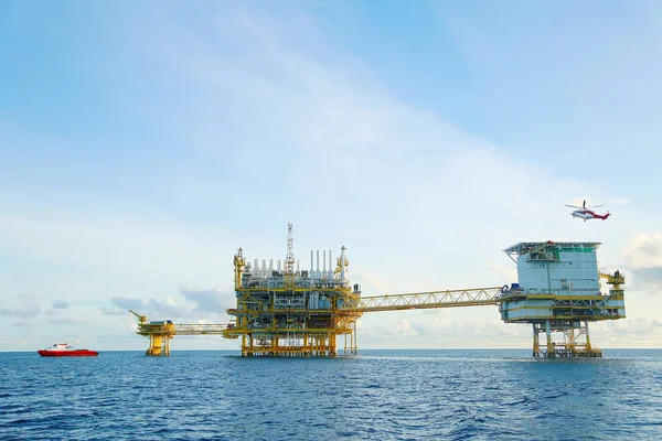 Offshore-Bauplattform zur Förderung von Öl und Gas. Öl- und Gasindustrie und harte Arbeit. Produktionsplattform und Bedienprozess durch manuelle und automatische Funktion von der Leitwarte aus. — Stockfoto
