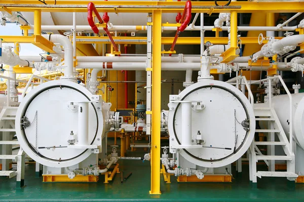 Valves manual in the production process. Production process used manual valve to control the system, Operator open and close or function the valve for controlled pressure or gas and oil flow rate. — Stock Photo, Image