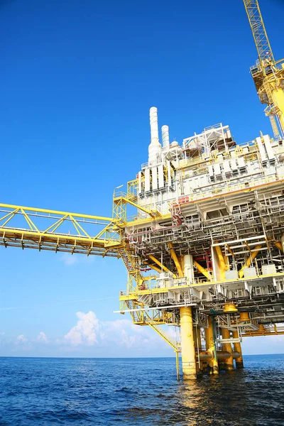 Offshore bouwplatform voor productie van olie en gas. Aardolie- en gasindustrie en hard werken. Productieplatform en bedieningsproces handmatig en automatisch vanuit de controlekamer. — Stockfoto