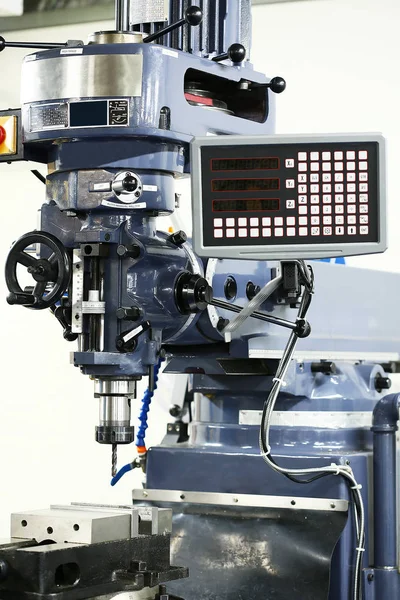 Drill machine stand in garage or workshop. Machine controlled by automation and programmable. Technician use the machine for drilling the object or structure. — Stock Photo, Image