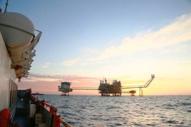 Offshore petrol ve gaz üretim platformu. Deniz aşırı sektördeki inşaat platformu. Petrol üretimi birçok işletmenin gücünü destekliyor.