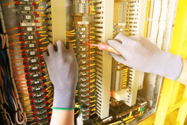 Bağlantı kutusunda elektrik terminali ve teknisyen servisi. PLC tarafından destek programı ve kontrol fonksiyonu için kontrol paneline elektrikli cihaz yükleyin. teknisyen tarafından rutin ziyaret kontrol ekipmanı.