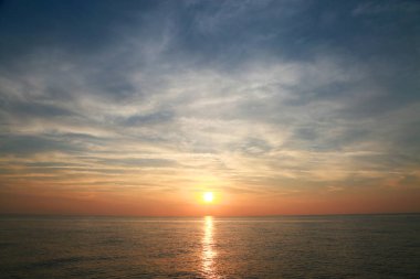 Gün batımı ve gün doğumu zamanı, doğa arkaplanı ve metin için boş alan, doğada aşk ya da romantik arkaplan hissetmek, bulutlu gökyüzü arkaplanı, günbatımında ya da gün doğumunda doğa arkaplanı.