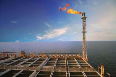 Offshore petrol ve gaz üretim platformu. Deniz aşırı sektördeki inşaat platformu. Petrol üretimi birçok işletmenin gücünü destekliyor.
