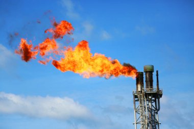 Offshore petrol ve gaz üretim platformu. Deniz aşırı sektördeki inşaat platformu. Petrol üretimi birçok işletmenin gücünü destekliyor.