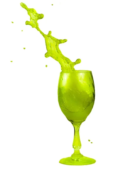 Bebida verde inclinada em um copo — Fotografia de Stock