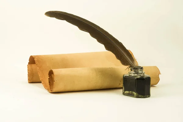 Rulle pergament med en penna och bläckhorn Stockbild