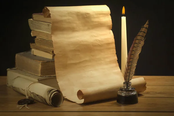Utvecklade pergament, penna, bok och ljus Stockfoto