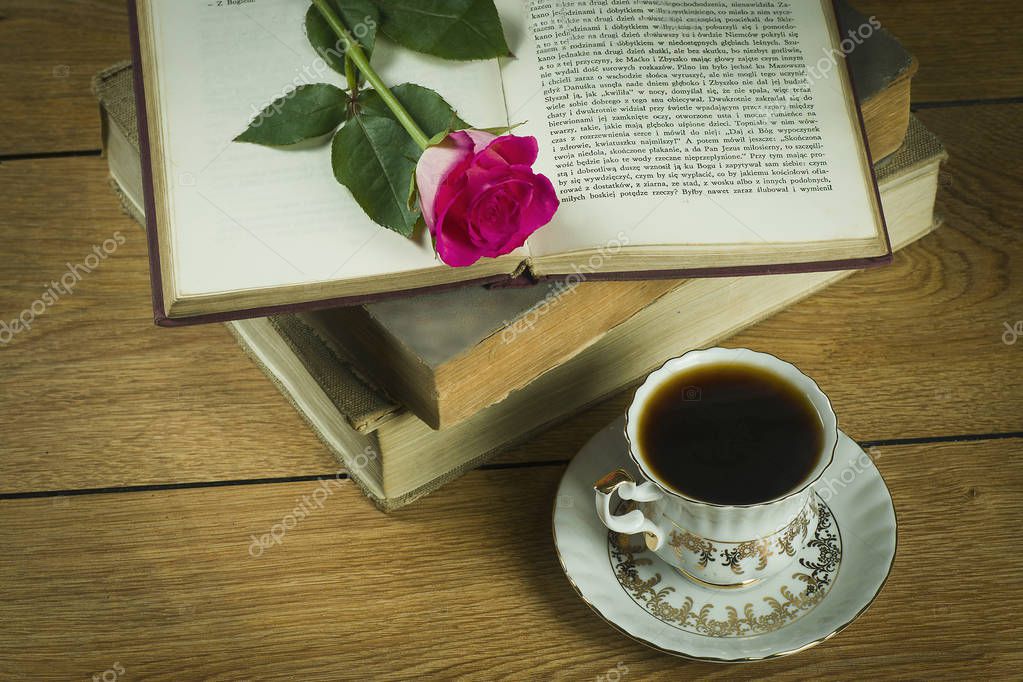 Libros antiguos y una taza de café con una rosa — Foto de