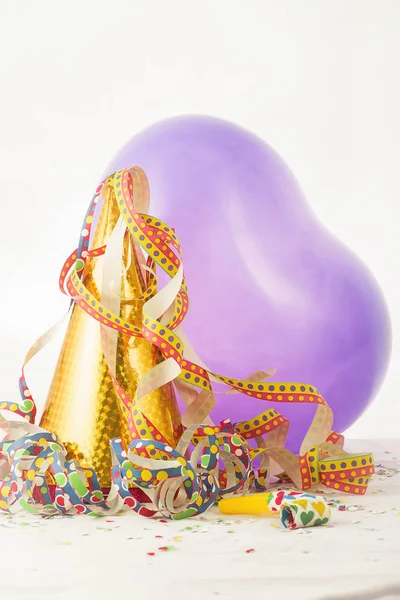 Аксессуары для развлечений, воздушный шар, ленты и колпачок — стоковое фото