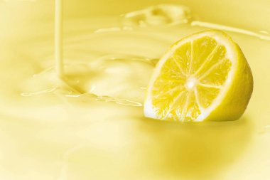 Limon tutarlılık ile açık sarı bir sıvı daldırma