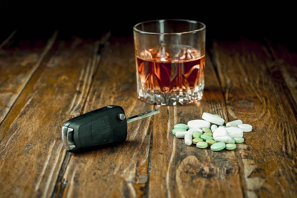 Arabanın anahtarlarını, ilaç ve alkol — Stok fotoğraf