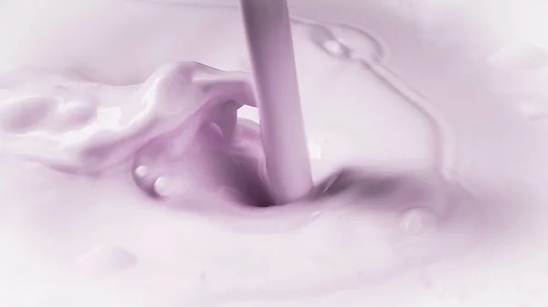 Foto de líquido com consistência de leite na cor violeta — Fotografia de Stock