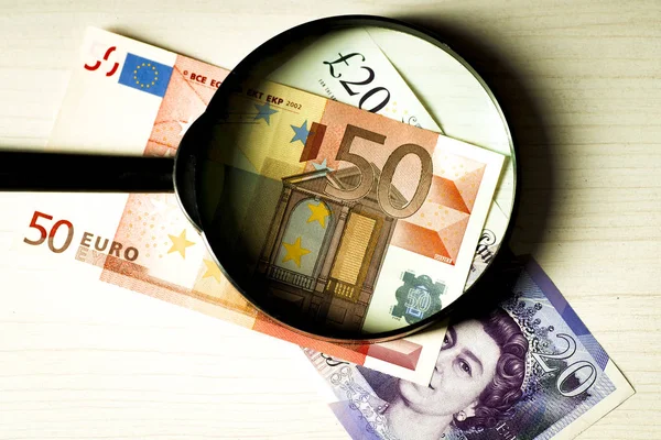 Billete en euros y libra esterlina — Foto de Stock