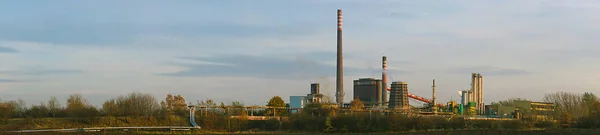 Панорама исторический коксохимический завод под заходящим солнцем — стоковое фото