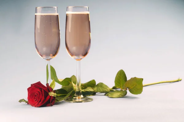 A rózsa, a szívvel kapcsolatos pohár pezsgő koncepció — Stock Fotó