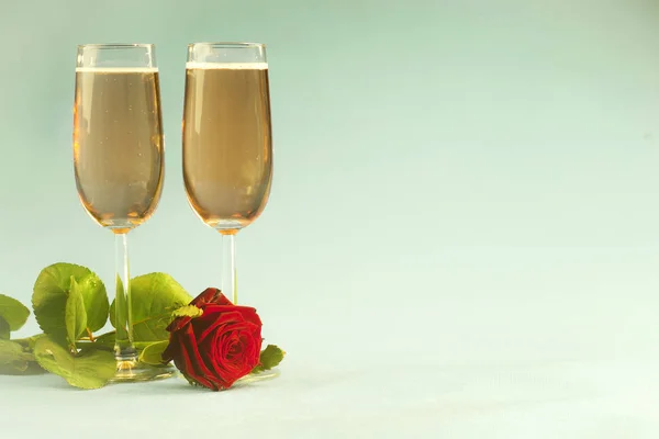 Concept à la rose, avec cœur relatif aux verres de champagne — Photo