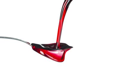 Beyaz zemin üzerine kaşık üzerinde trimming kırmızı kalın sıvı 