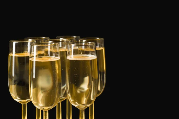 Glazen champagne op geïsoleerd op de zwarte achtergrond — Stockfoto