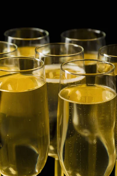 Copos de champanhe em isolado no fundo preto — Fotografia de Stock