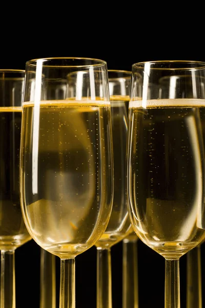 Glazen champagne op geïsoleerd op de zwarte achtergrond — Stockfoto