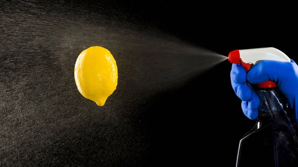 Pompa püskürtücü ve limon — Stok fotoğraf