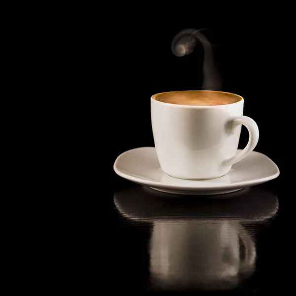 Café en la taza blanca sobre el fondo negro — Foto de Stock