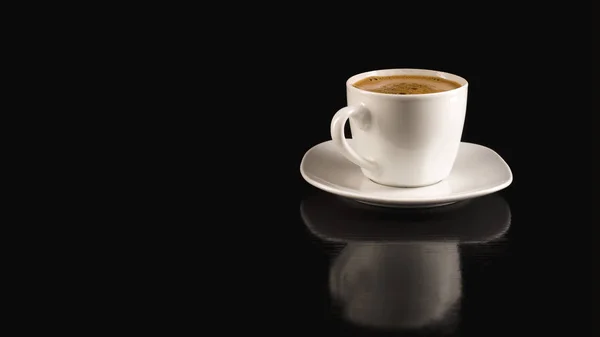 A fekete háttér fehér csésze kávé — Stock Fotó