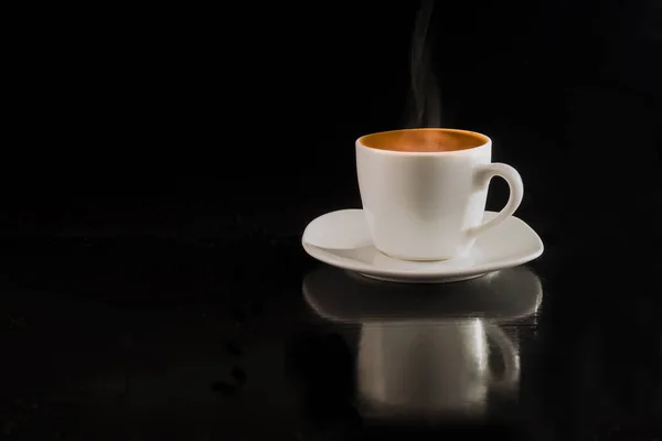 Café en la taza blanca sobre el fondo negro — Foto de Stock