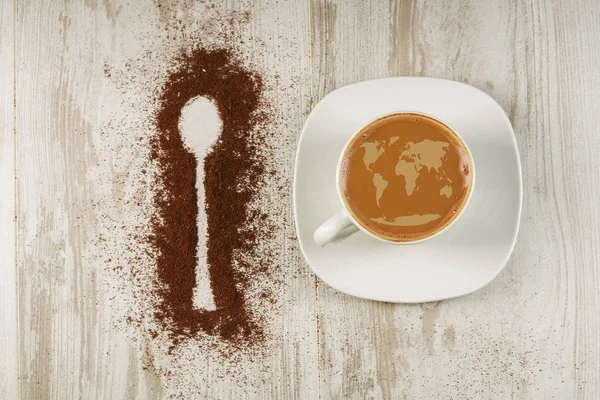 Kaffee in der weißen Tasse auf alten Brettern — Stockfoto