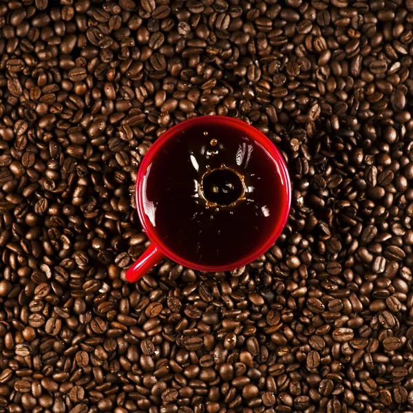 Кофейная чашка на кофейных зерен в крупном размере фото . — стоковое фото