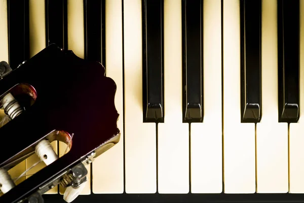 Conceito por trás da música a guitarra e as teclas — Fotografia de Stock