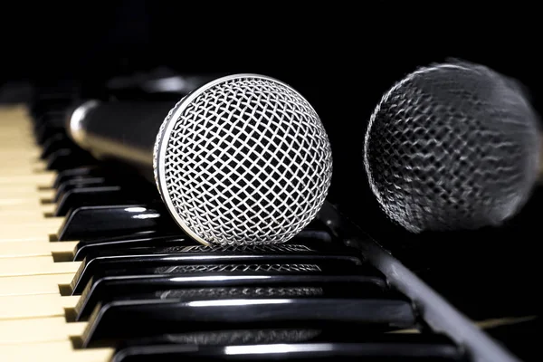 Ιδέα πίσω από τη μουσική το μικρόφωνο και πλήκτρα — Φωτογραφία Αρχείου