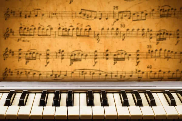 Conceito de instrumentos musicais relativos à partitura com notas — Fotografia de Stock