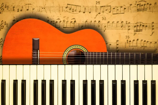 Concept van muzikale instrumenten met betrekking tot de score met notities — Stockfoto
