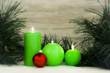yanan mumlar ile Noel Noel çelenk 