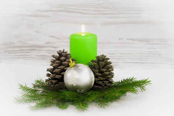 非常に熱い蝋燭とクリスマス アドベント リース ロイヤリティフリーのストック画像