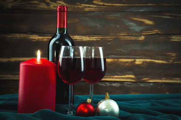 Концепция Рождества Вино Свечи Зажигания Включены — стоковое фото