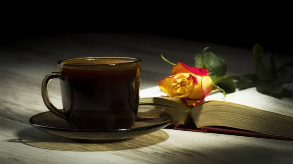 Чашка Кофе Относящегося Книге Розой — стоковое фото