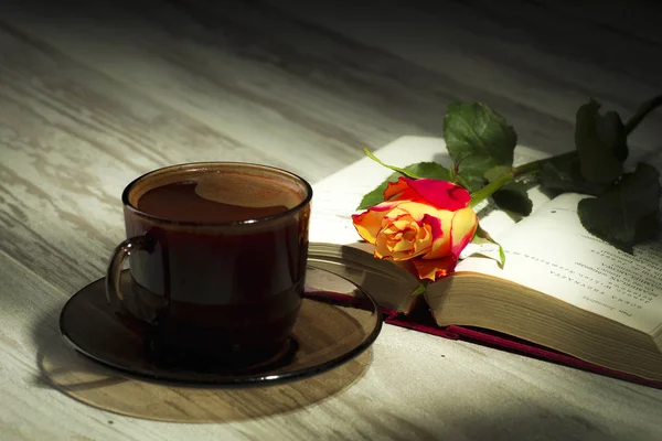 Tasse Kaffee Zum Buch Mit Der Rose — Stockfoto