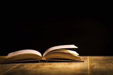 Okulda kitap siyah arka plan üzerine kavram Bilimleri 