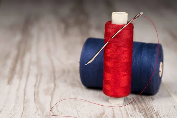 Il concetto di sartoria, accessori sartoriali su un bac leggero — Foto Stock