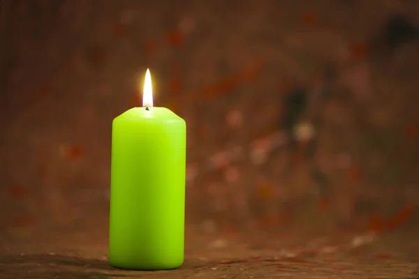 Encender la vela en una imagen abstracta borrosa —  Fotos de Stock