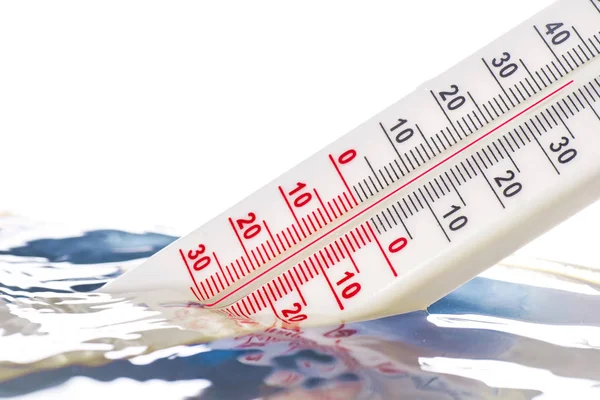 O conceito de mudança climática, um termômetro imerso em água — Fotografia de Stock