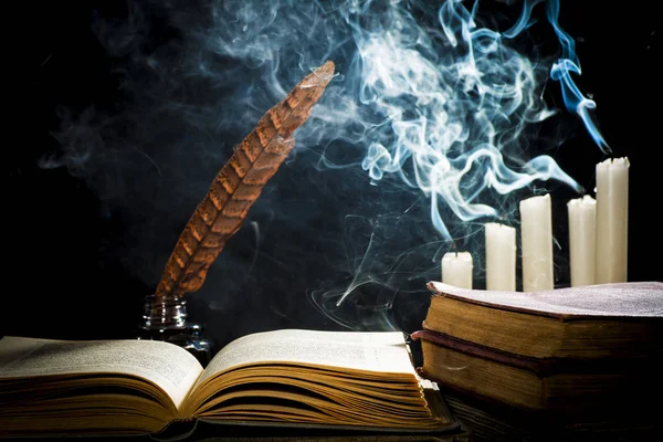 Begreppet kunskap, en öppen bok och ett bläckhorn med en penna — Stockfoto