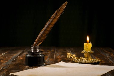 Eğitim ve kavramı, yazma mürekkep şişesi içinde kalem ve tutun mum